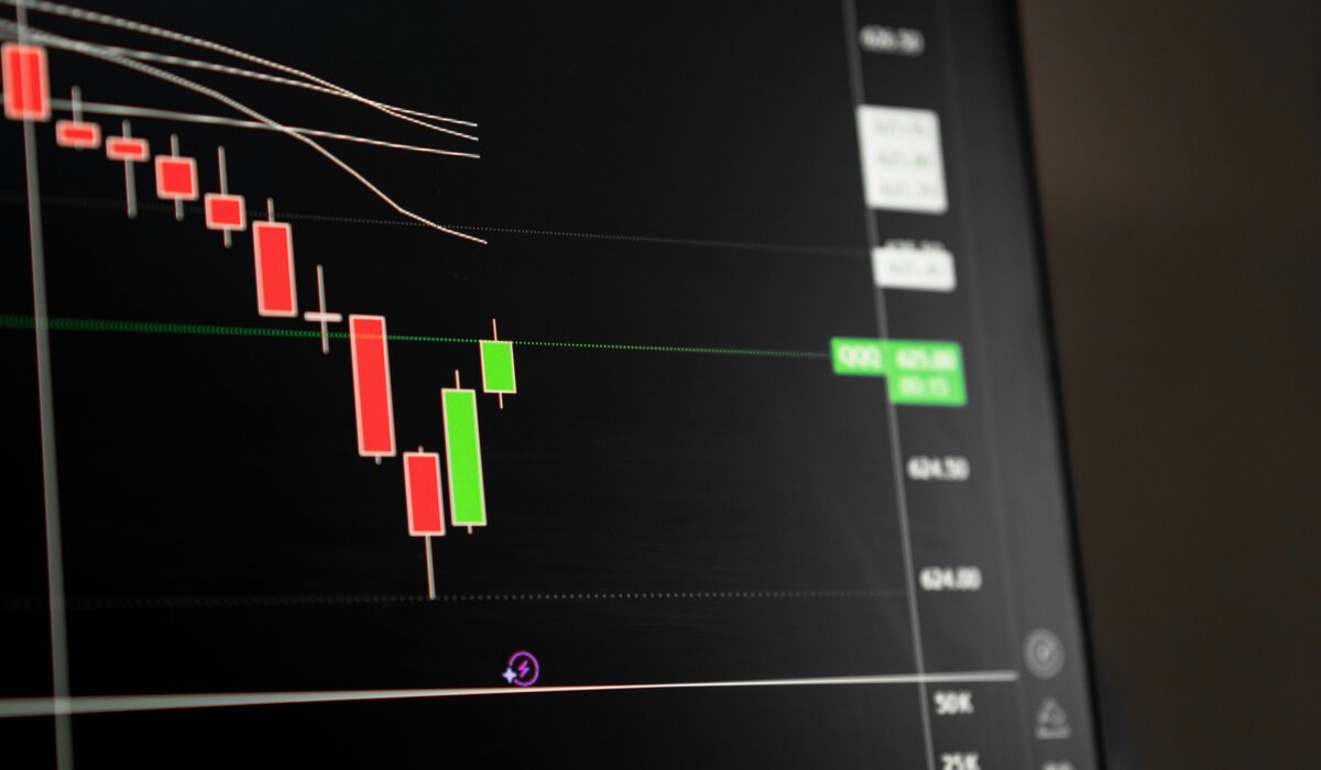 Candlestick chart showing a downward trend in the stock market analysis. — Photo by Alex Luna on Pexels